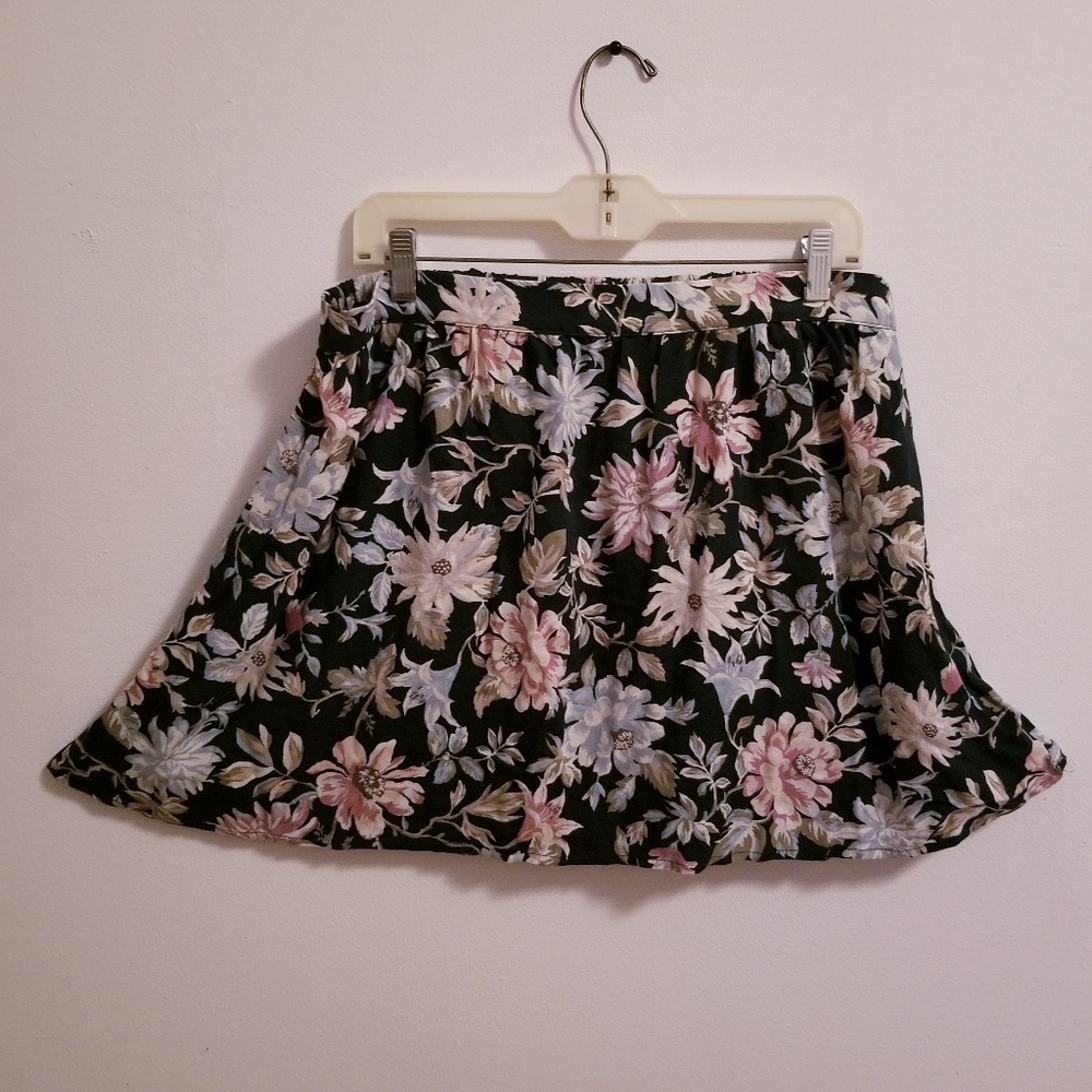 Cute Little Flower Skirt NWOT